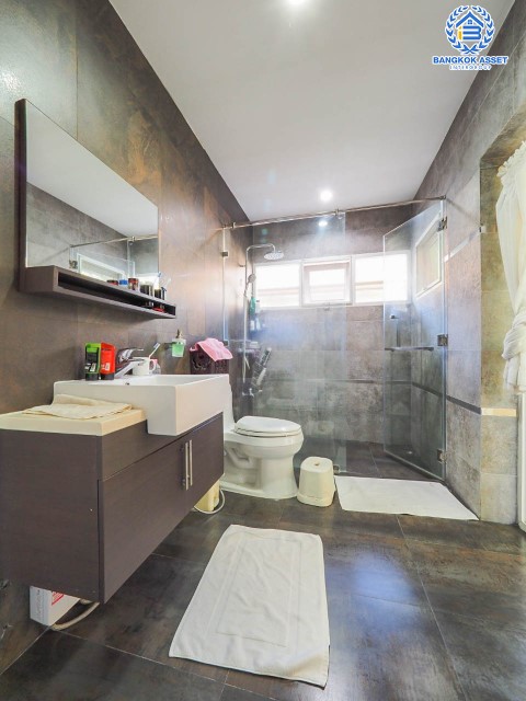 *****บ้านเดี่ยวมือสองย่านกรุงเทพฯ ม.เอ็นริช พาร์ค กาญจนาภิเษก หลังมุม เนื้อที่กว้างเกือบ 263 ตร.ว. ฟังก์ชัน 3 ห้องนอน 4 ห้องน้ำ ที่จอดรถ 4 คัน บ้านหลังใหญ่ ตกแต่งพร้อมอยู่ พื้นที่รอบบ้านกว้างขวาง โครงการอยู่ติดถนนกาญจนาภิเษก เดินทางสะดวกด้วยรถไฟฟฟ้าสายสีน้ำเงิน "สถานีหลักสอง" จองเลย!